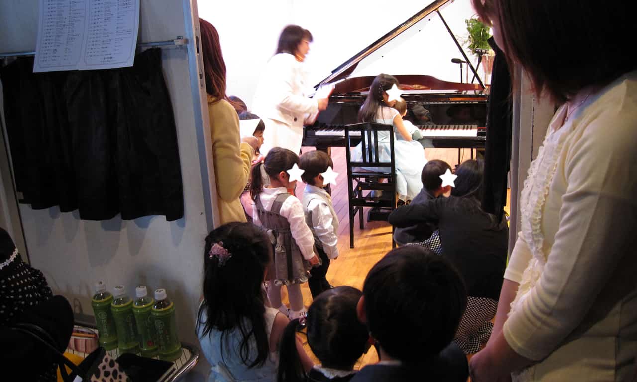 写真:舞台袖からぞろぞろとステージへ出ていくたくさんのちびっ子たち