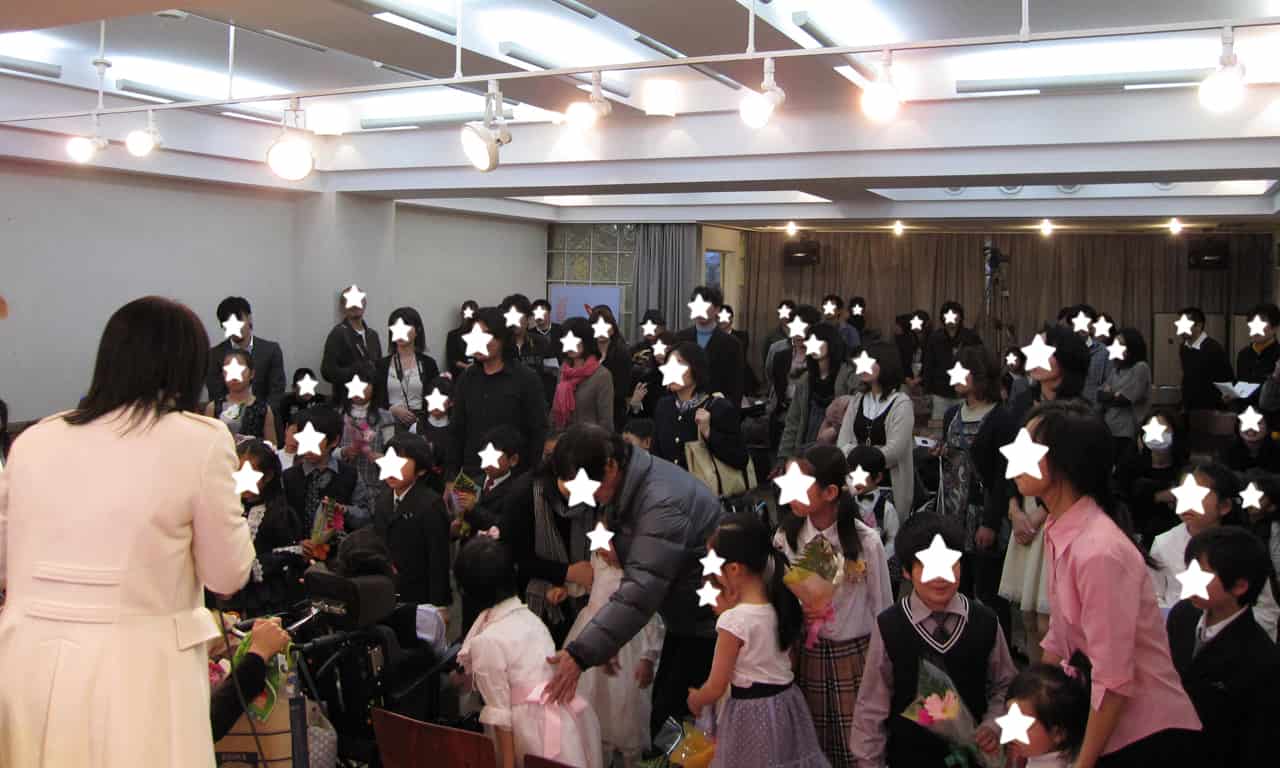 写真:集合写真撮影のため、慌ただしく動く会場内の大勢の人たち