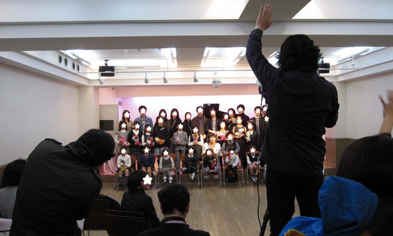 写真:ステージに整列して、カメラマンに視線を送る出演者のみなさん