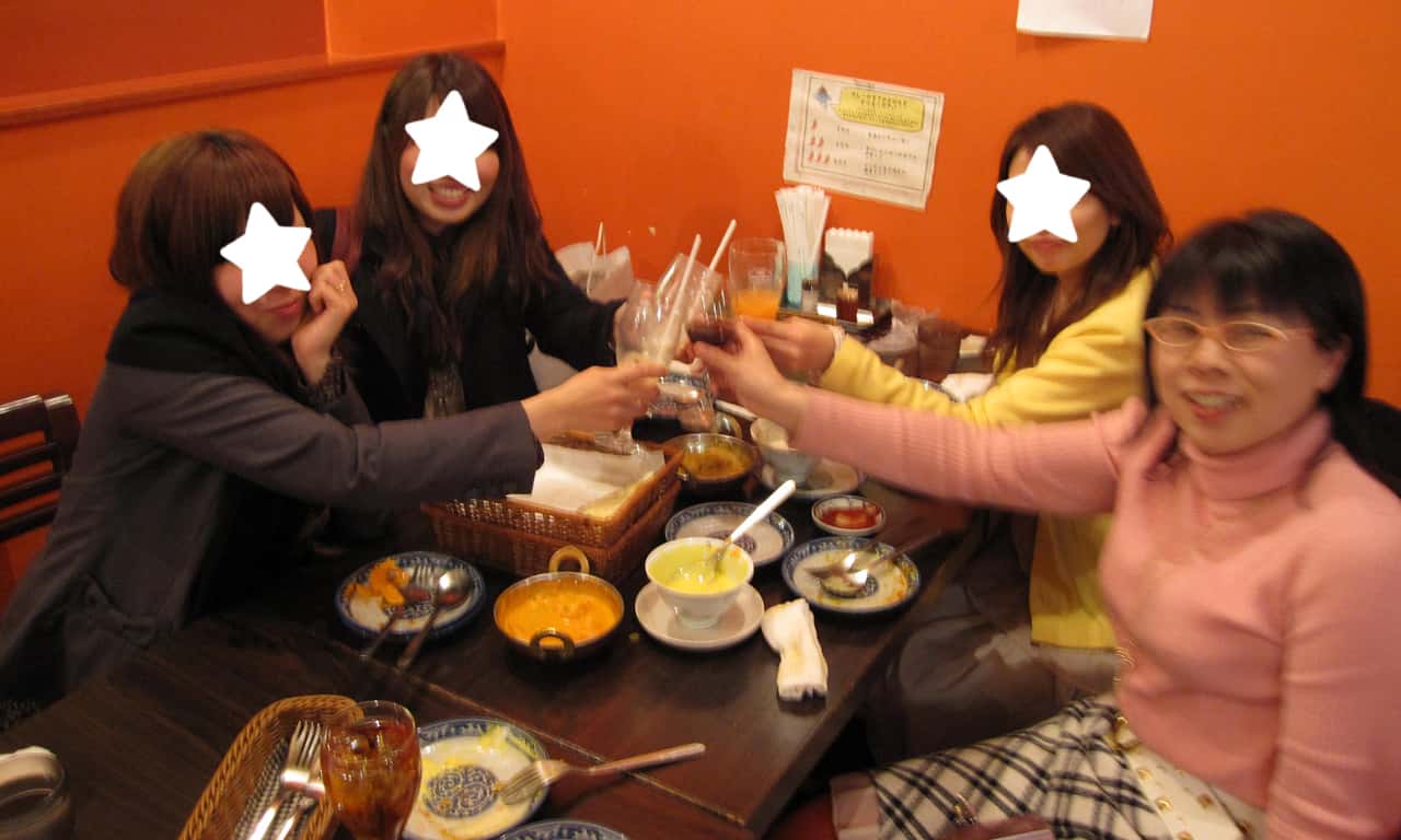 写真:笑顔で乾杯する講師と3名の女性スタッフ