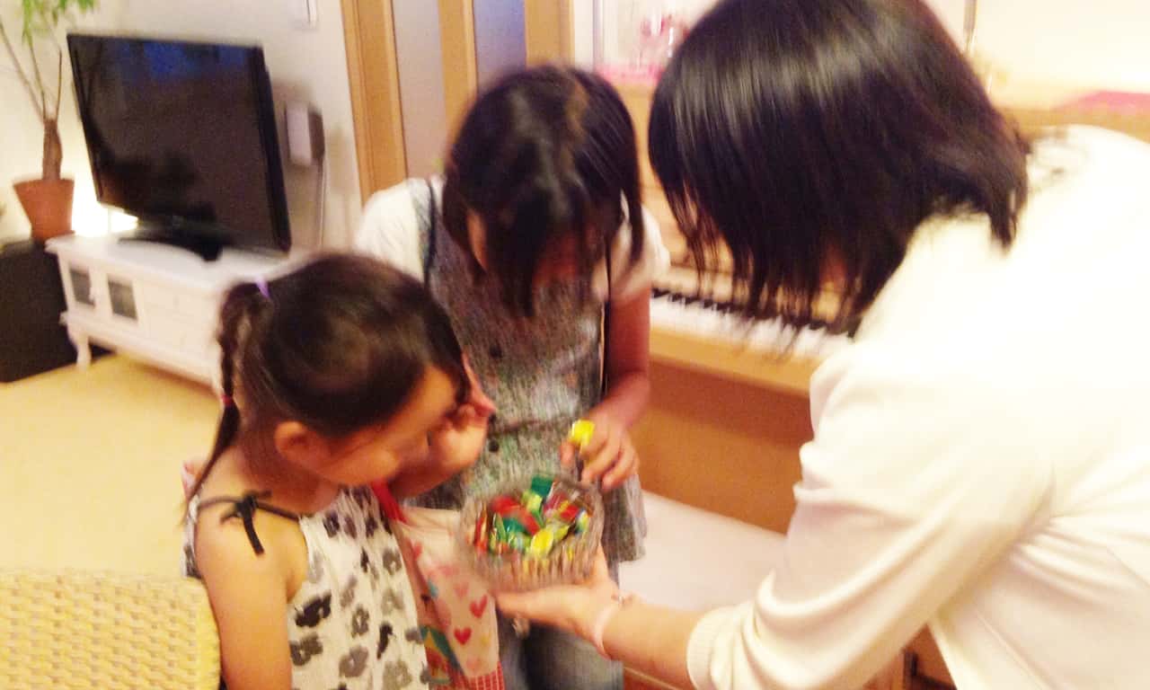 写真:レッスンの最後に、ご褒美のアメ玉を選ぶ姉妹の生徒さん