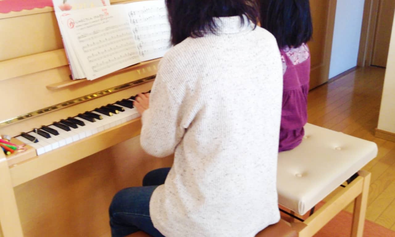写真:お母さんと連弾する女の子