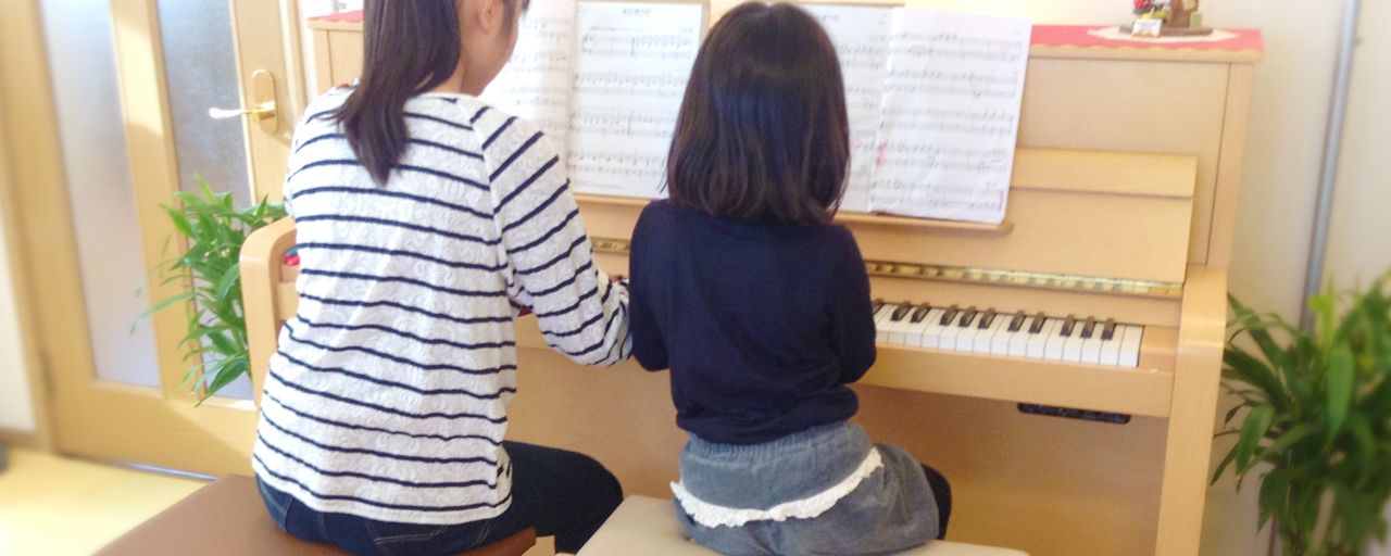 年齢が離れていても楽しくピアノ連弾する生徒さんたち