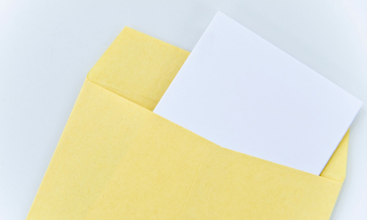 写真：封筒から少し出ている手紙