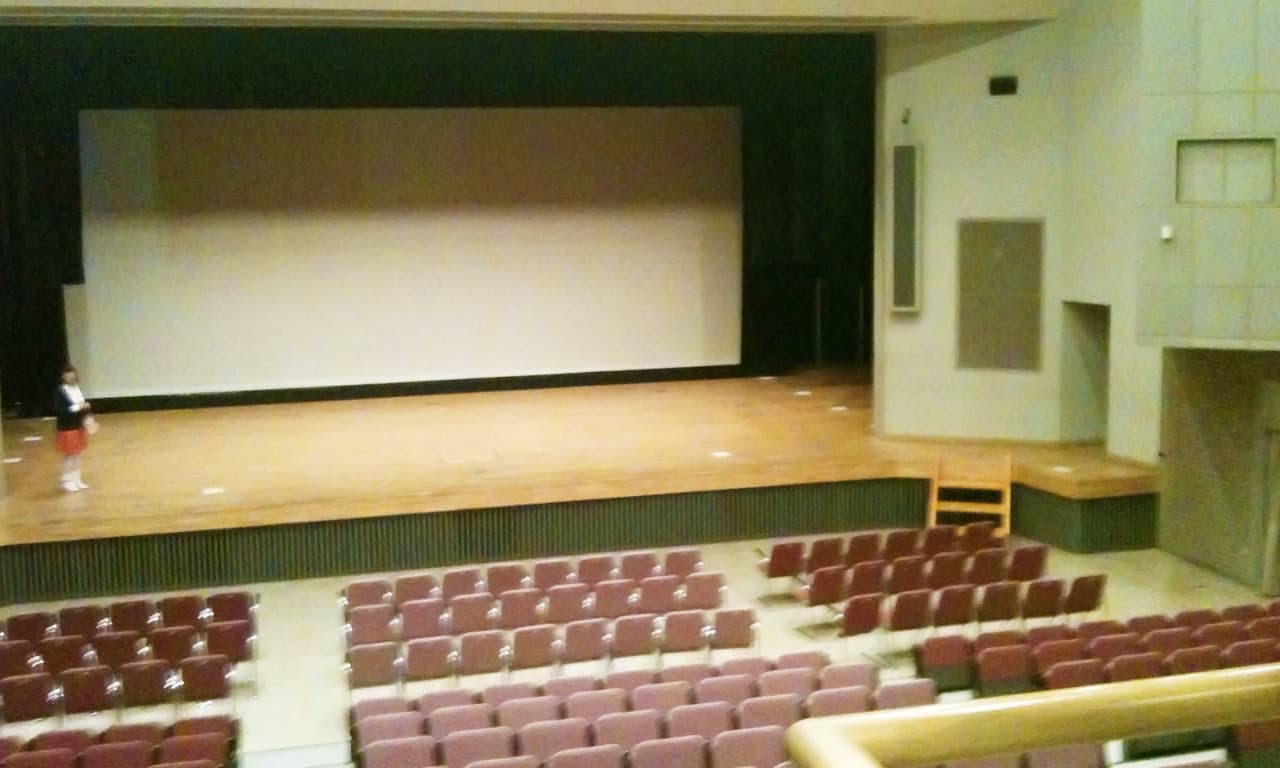 写真：横浜ラポール ラポールシアターの2階席から見たステージ