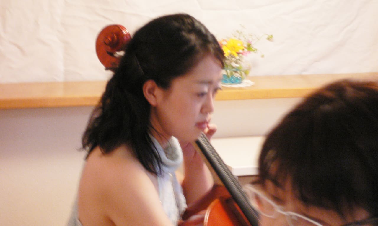 写真：チェロを演奏している三澤亜美さんのアップ