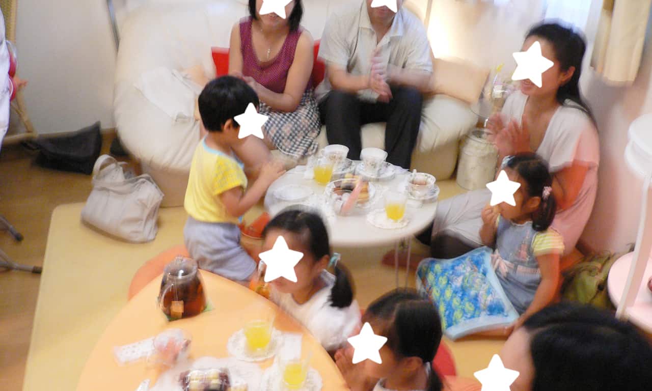 写真：ソファーと床も子どもたちと親御さんたちで満員の様子