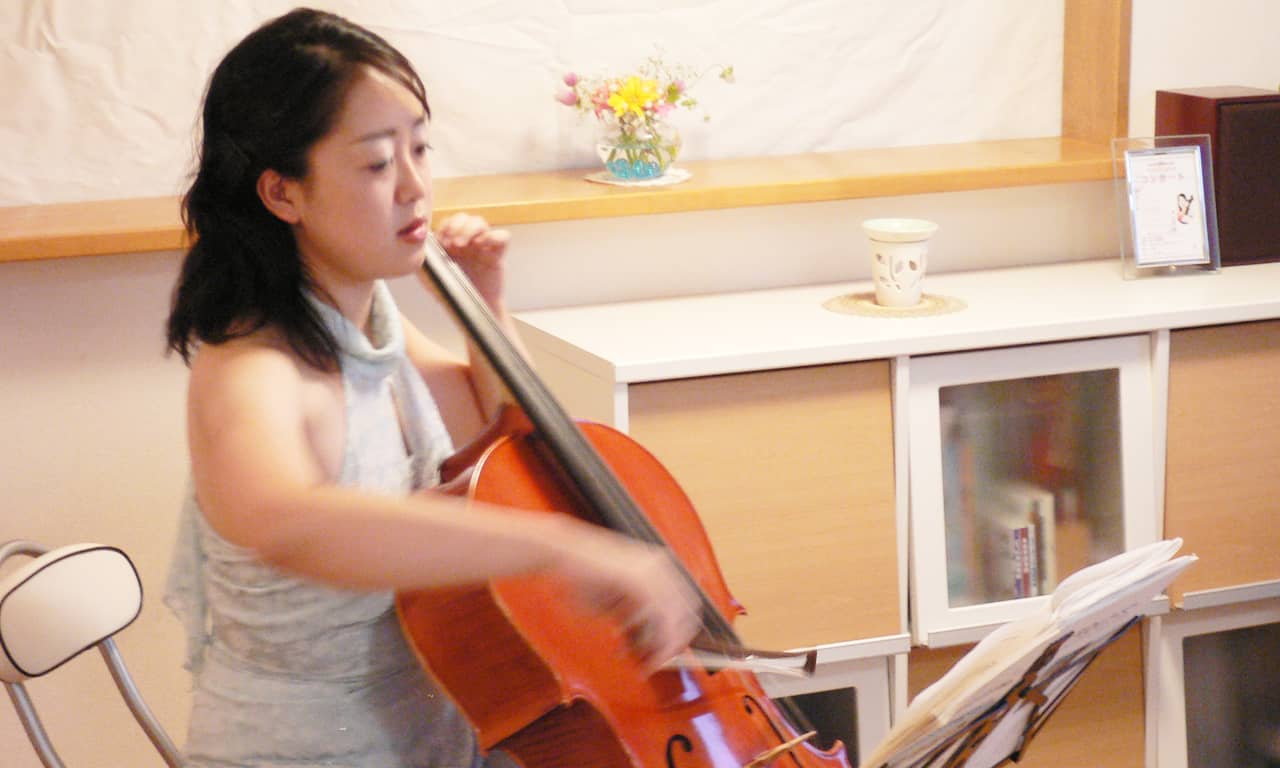 写真：真剣な表情でチェロのソロ演奏をおこっている三澤亜美さん