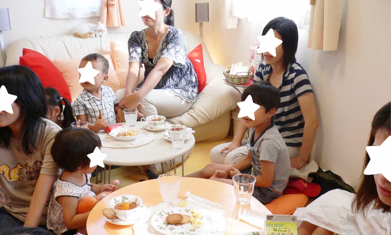 写真：ソファー席と床も子どもの生徒さんたちと、そのお母さんたちで一杯になっている様子
