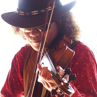 写真：ヴァイオリニストの穴澤雄介さん