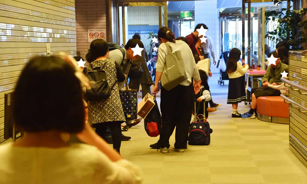 写真：たくさんの人でにぎわっている発表会会場ロビーの様子