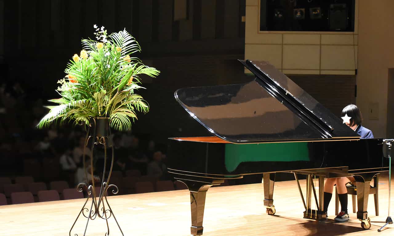 写真：ボカロ曲をピアノで弾き語りしている、学校の制服を着た女の子