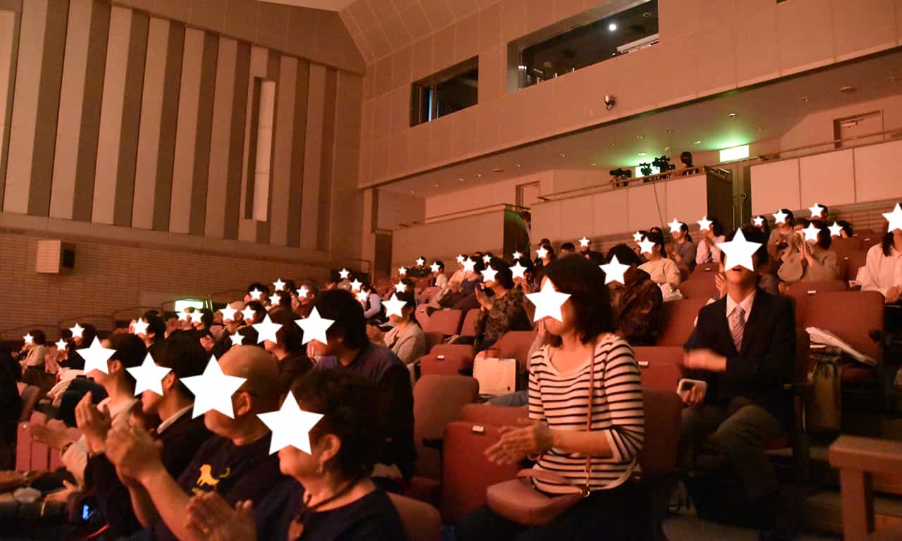 写真：たくさんの観客が手拍子をしている会場の様子