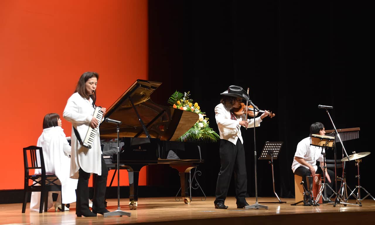 写真：ピアノ、ヴァイオリン、パーカッション、鍵盤ハーモニカによるアンサンブルの様子