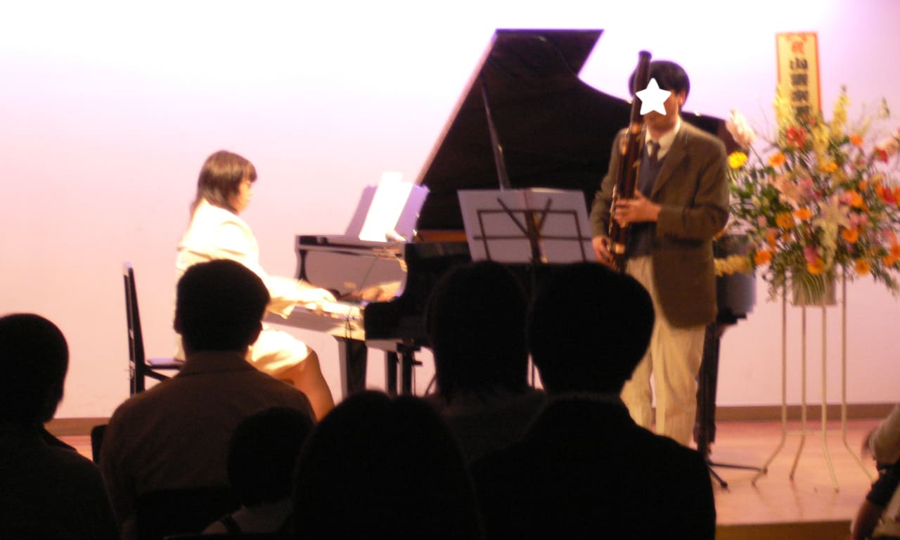 写真：講師のピアノ伴奏でファゴットを演奏する男性ゲスト