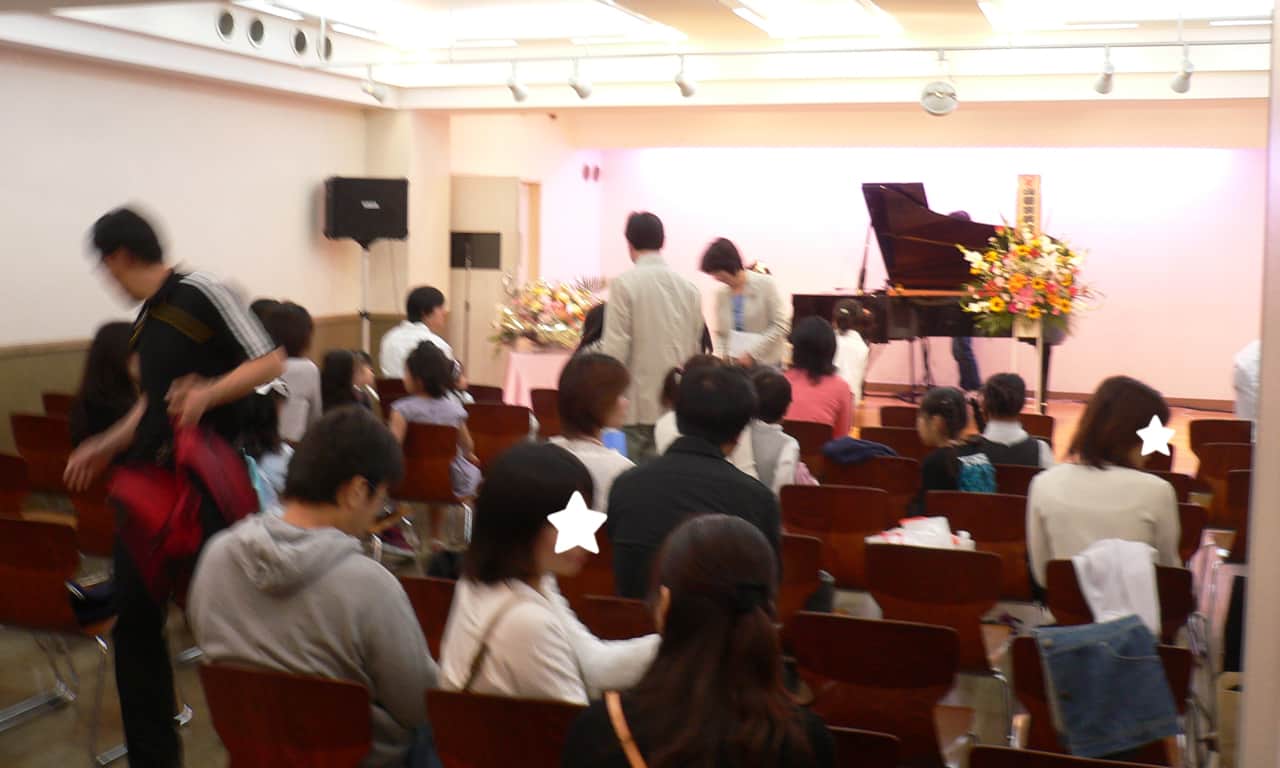 写真：会場後方から見た、リハーサルに集まった人たちの様子