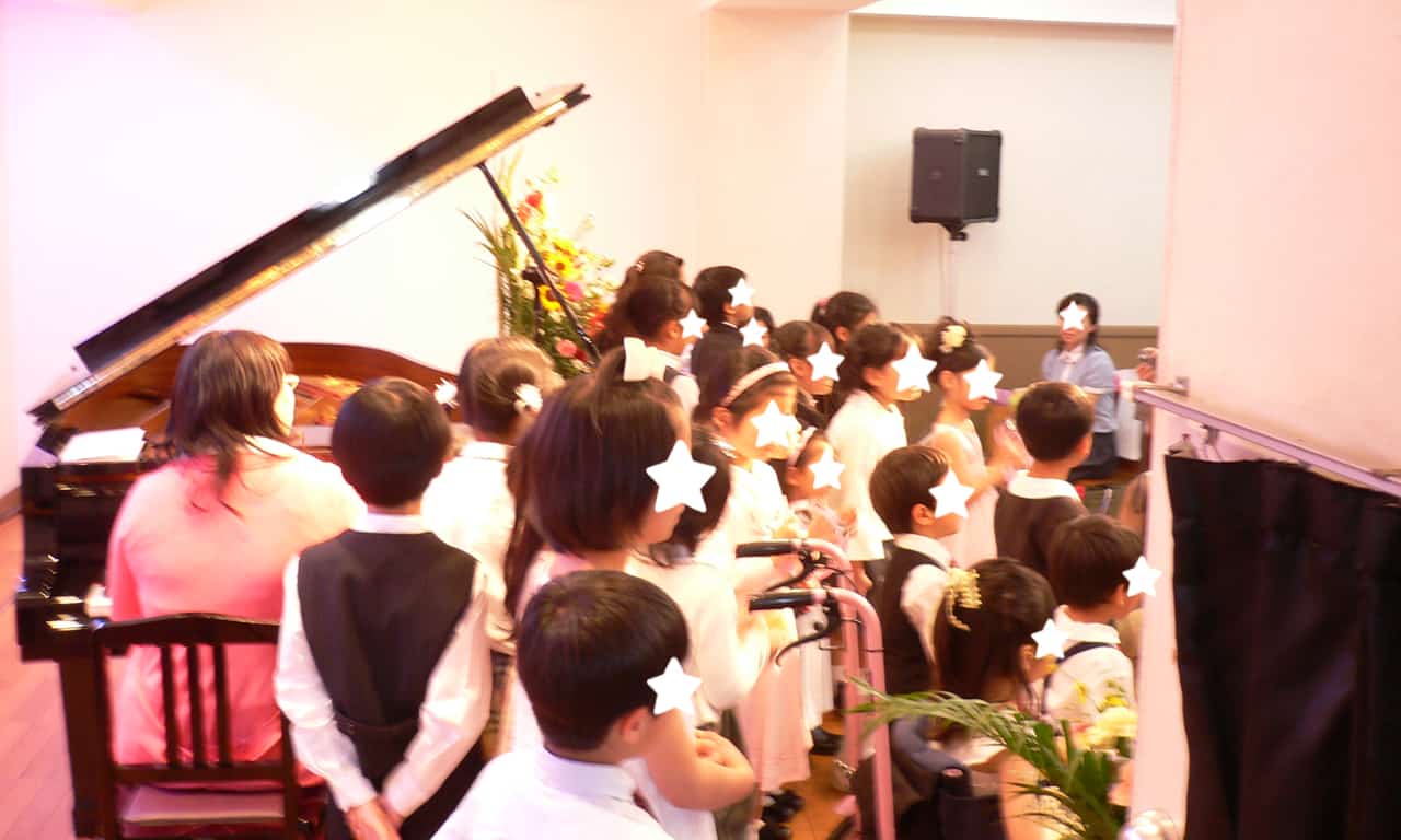 写真：ステージにぎっしり集まった子どもたちを、舞台袖から見た様子