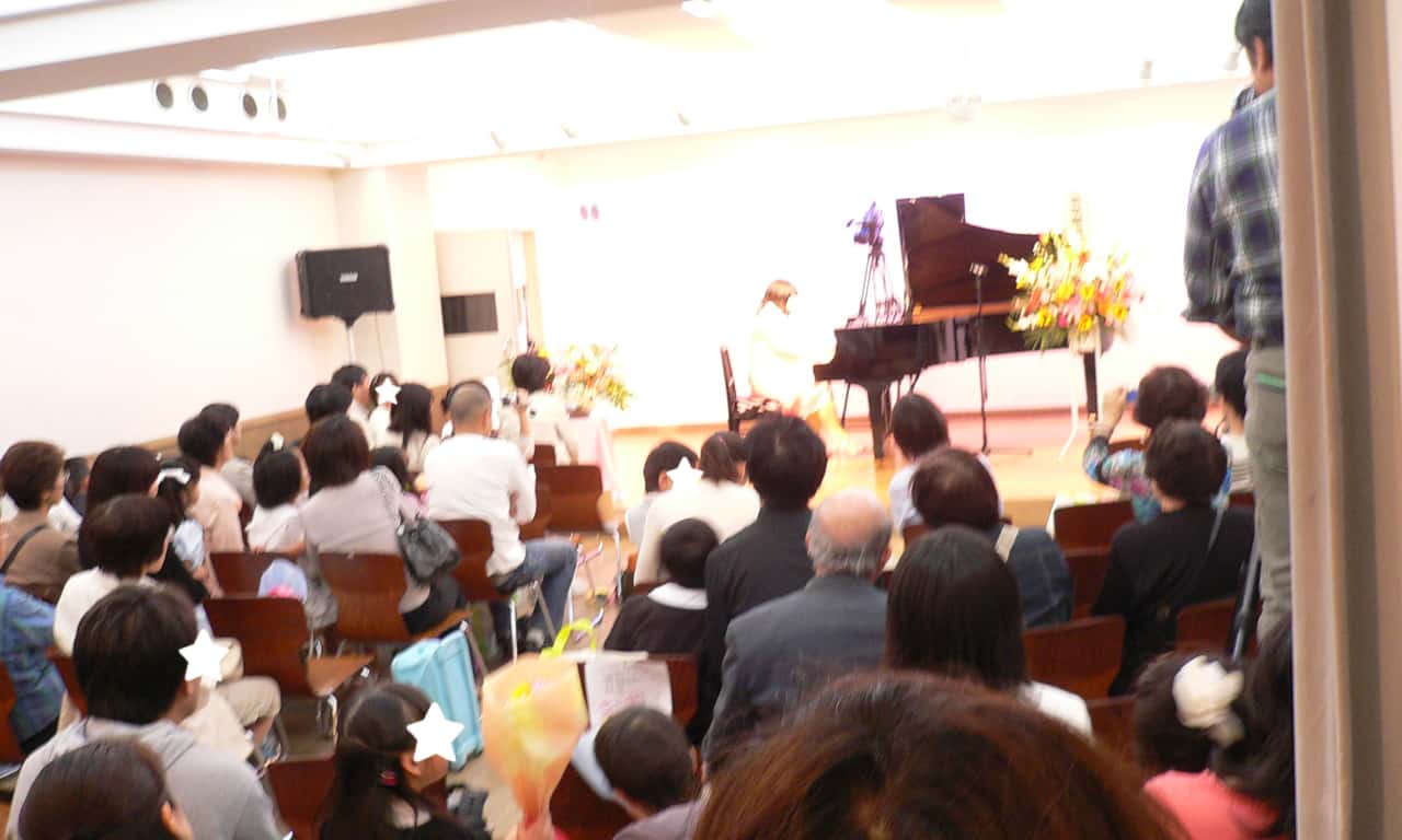 写真：客席後方から見た講師演奏の様子