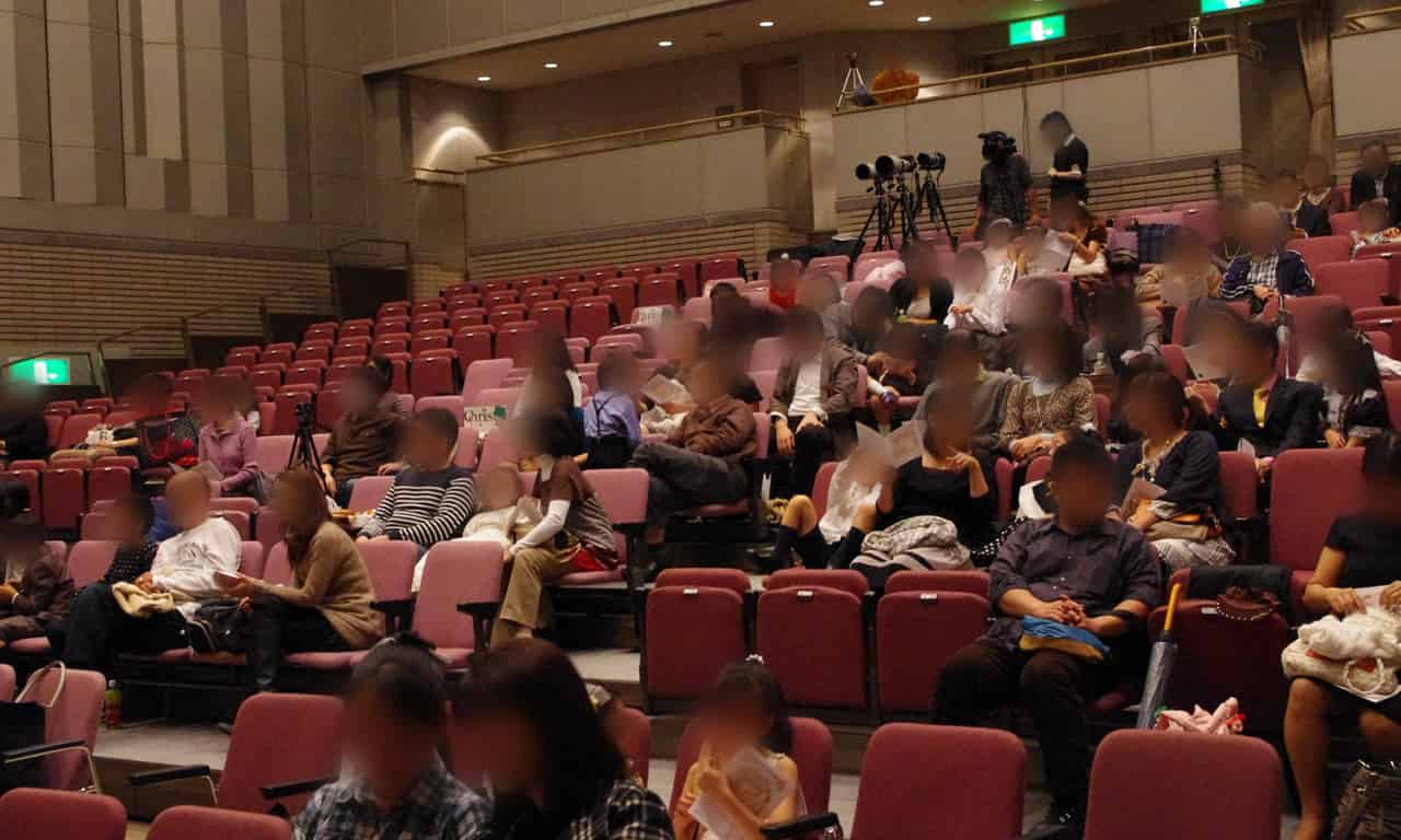 写真：来場者の方々で埋まっていく300席の客席の様子