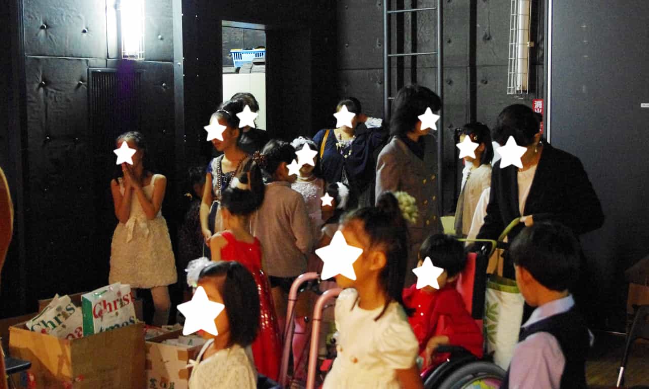 写真：自分の出番に備えて待機する子どもたちと、その親御さんたちでごった返している舞台袖の様子