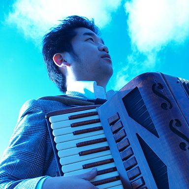 写真：アコーディオン奏者・作曲家の田ノ岡三郎さん