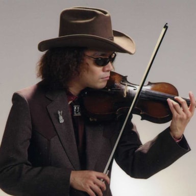 写真：ヴァイオリニストの穴澤雄介さん