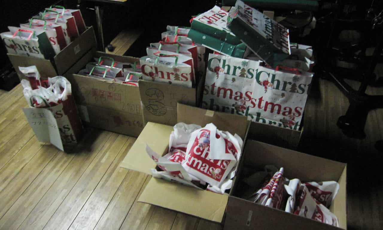 写真：舞台袖の床に整然と並べられている出演者への記念品の数々