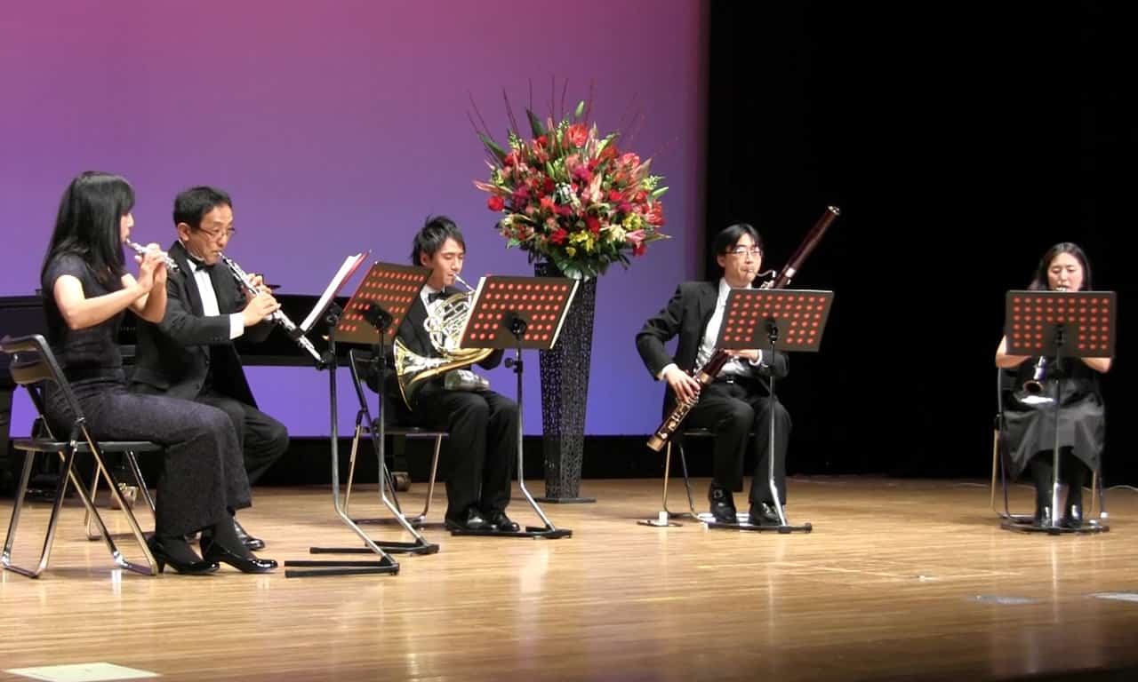 写真：フルート、オーボエ、クラリネット、ファゴット、ホルン、緑木管五重奏団の演奏の様子