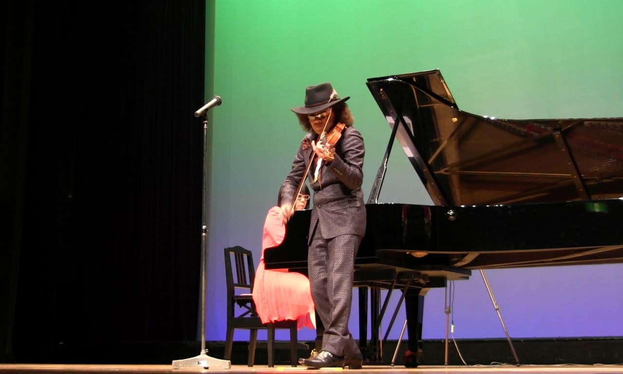 写真：講師のピアノ伴奏の前でヴァイオリンの演奏をするゲストの穴澤雄介さん