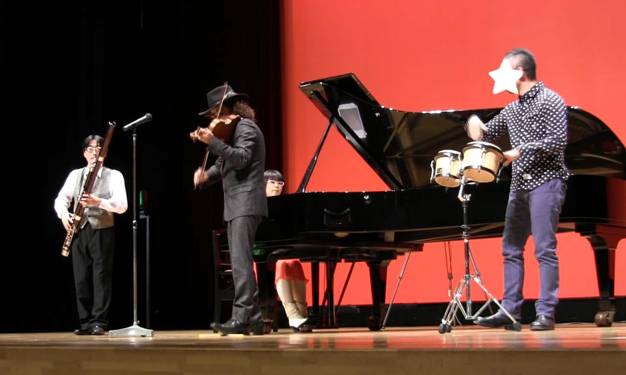 写真：穴澤雄介さんのヴァイオリンを中心に、ファゴット、ボンゴ、ピアノによるアンサンブルの様子