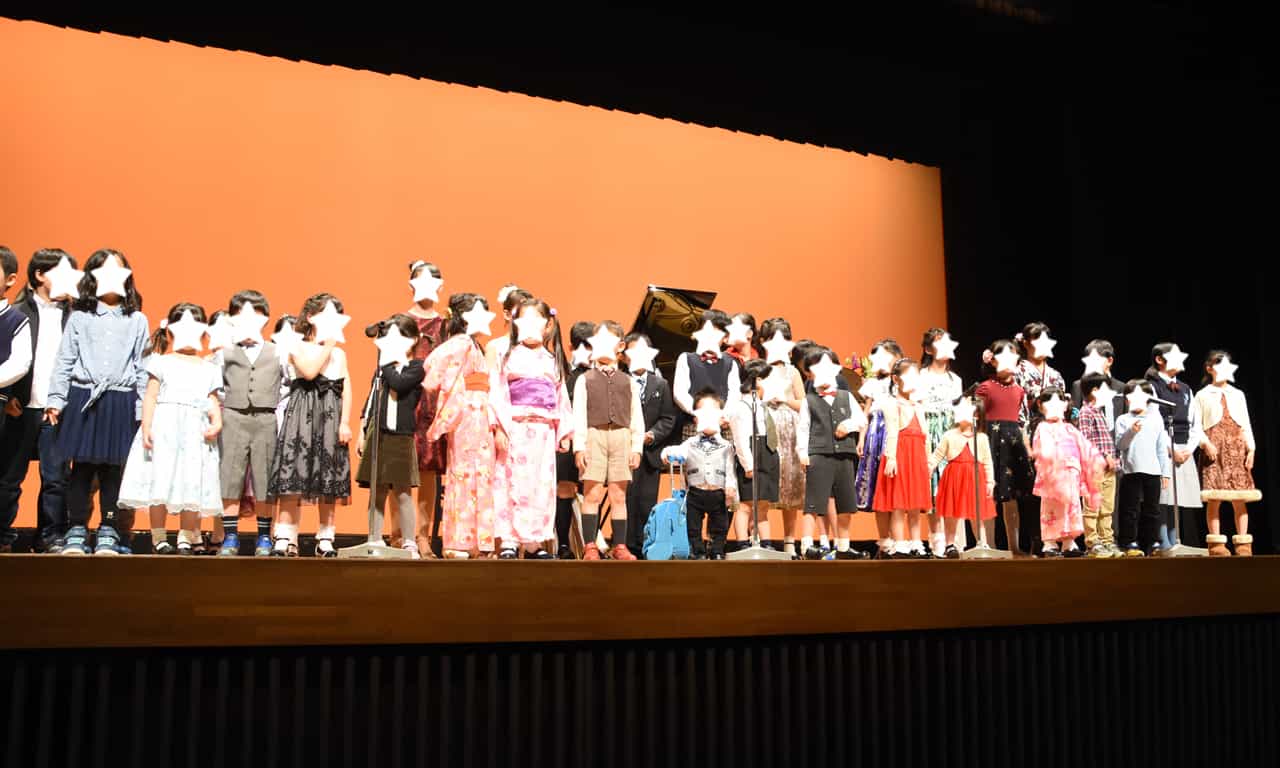 写真：ステージ上に勢揃いするキッズ達