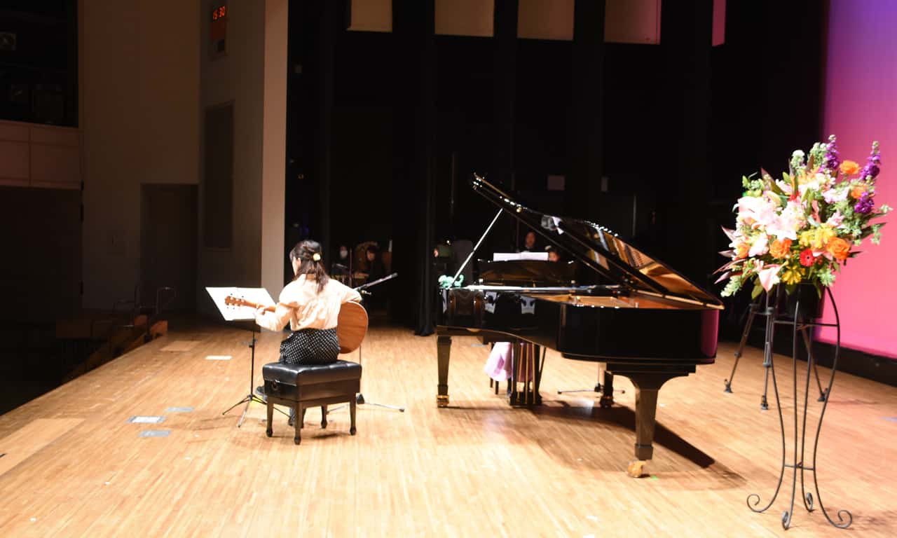 写真：ピアノとギターでアンサンブルする母と娘