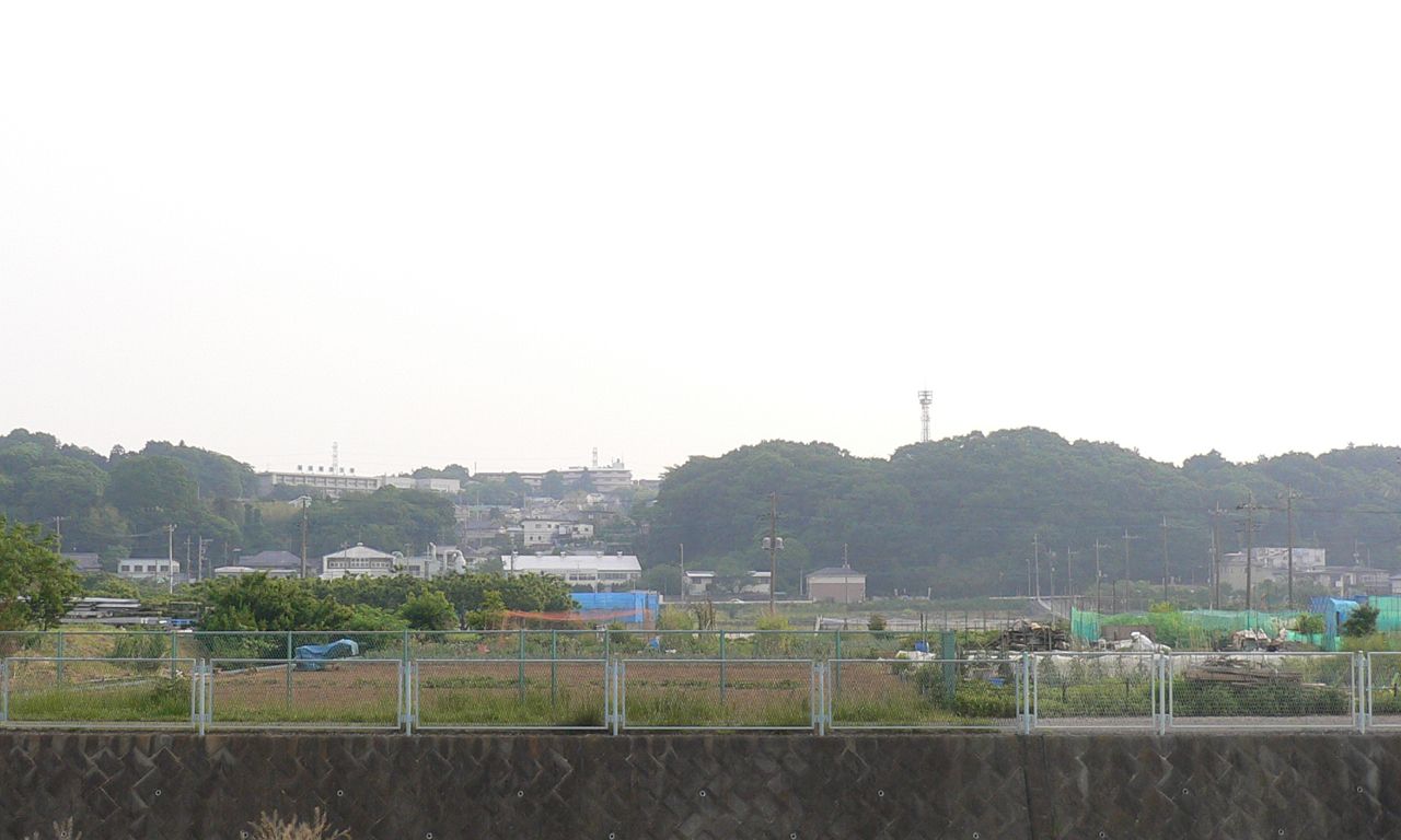 写真：恩田川越しに見た横浜市緑区西八朔町の遠景